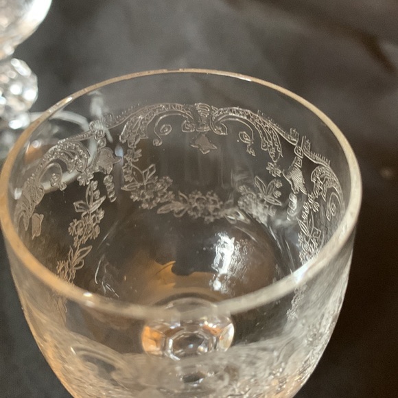 Set of 12 vintage embossed / etched glass cordial glasses - Picture 9 of 12